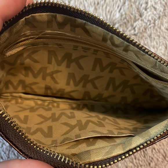 Authentic Michael Kors Clutch 👜 - Picture 4 of 7